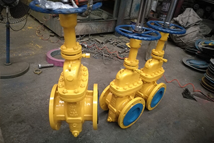 Slab gate valves